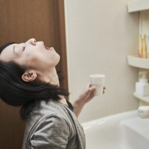 Le molte ragioni per provare un gargarismo con acqua salata Le molte ragioni per provare un gargarismo con acqua salata