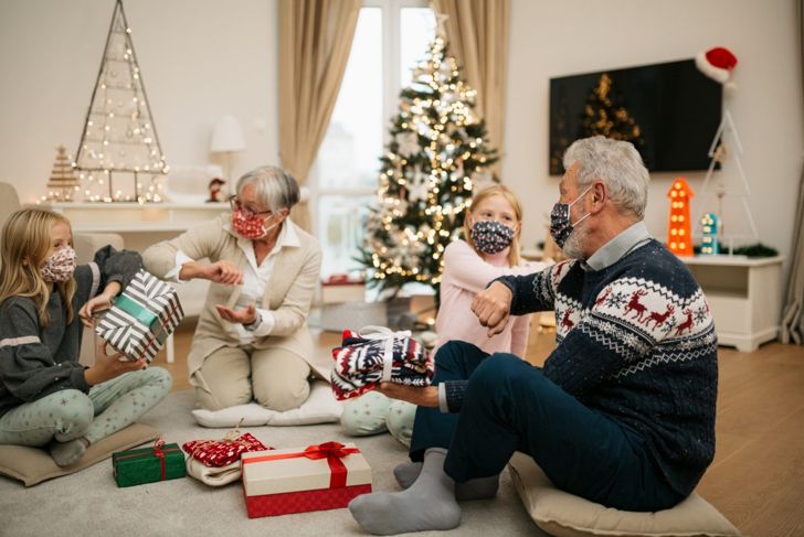 Come gli anziani possono festeggiare in modo sicuro le festività natalizie del 2020 11