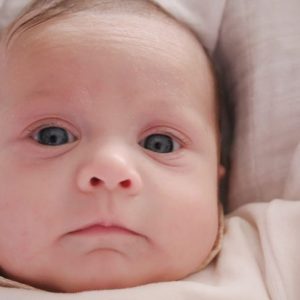 Un’eruzione cutanea sul viso del bambino: Aspettare o preoccuparsi?