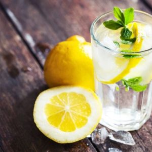 17 benefici dell’acqua e limone per la salute