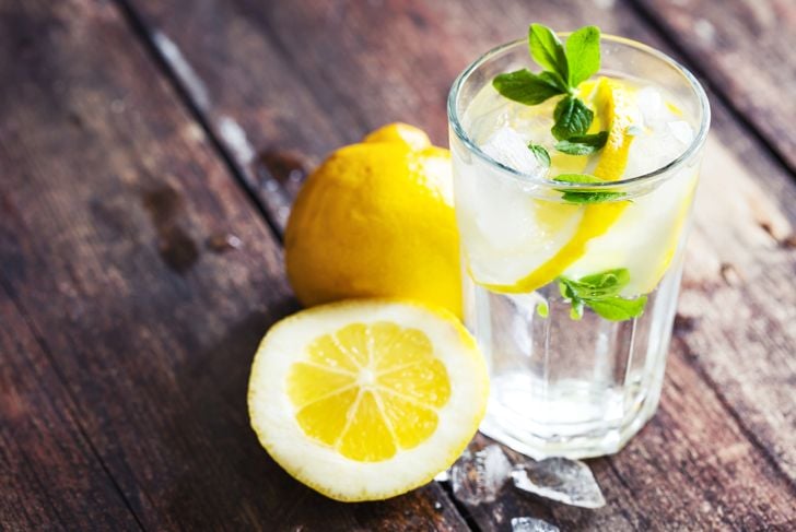 17 benefici dell'acqua e limone per la salute 1