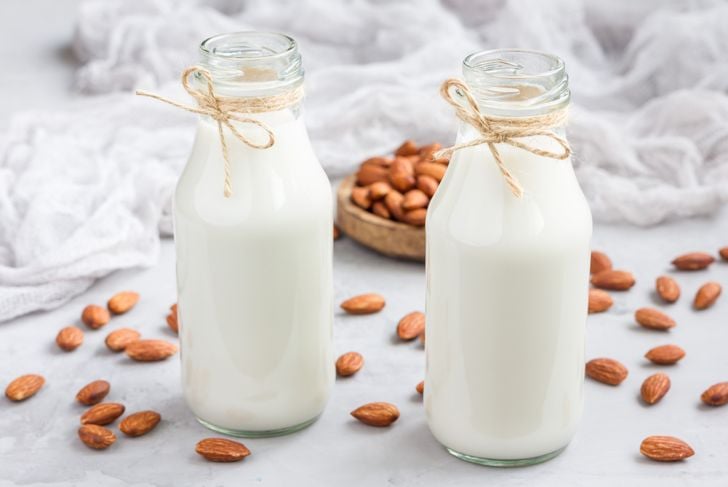 10 benefici del latte di mandorla per la salute 1