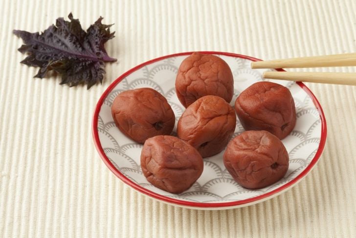 Mangiate le prugne Umeboshi per i loro sorprendenti benefici per la salute 1