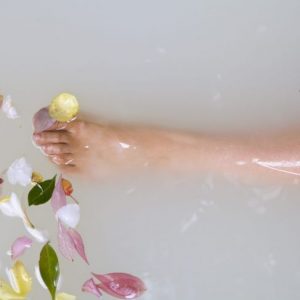 Un bagno di latte può nutrire la pelle e lenire i sensi Un bagno di latte può nutrire la pelle e lenire i sensi