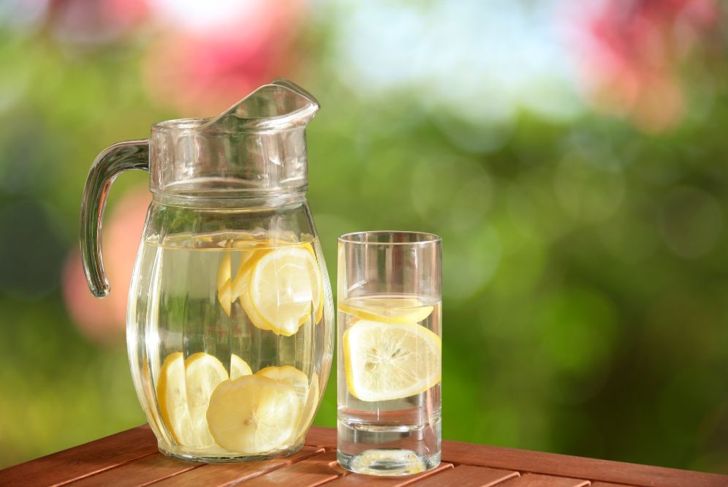 17 benefici dell'acqua e limone per la salute 25