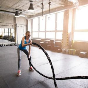 Allenamento con la corda da combattimento per il divertimento e il fitness