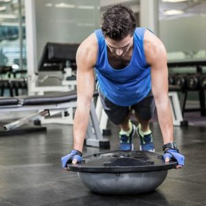 Esercizi con la palla BOSU per aumentare la forza e l’equilibrio Esercizi con la palla BOSU per aumentare la forza e l’equilibrio