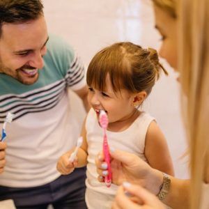 Che cosa fare quando i bambini non vogliono lavarsi i denti?