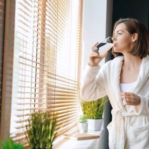Devo bere acqua prima di andare a letto? (E altre domande sull’idratazione) Devo bere acqua prima di andare a letto? (E altre domande sull’idratazione)