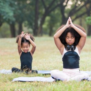 Posizioni yoga divertenti da fare con i bambini