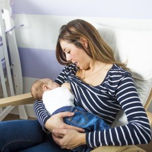 Provate queste posizioni per l’allattamento al seno