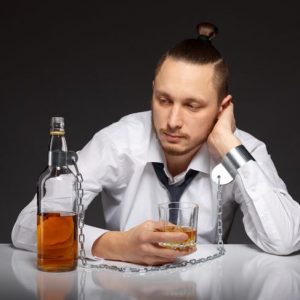 10 sintomi di abuso di alcol