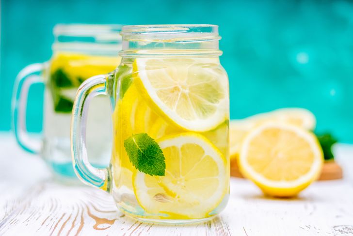 17 benefici dell'acqua e limone per la salute 27