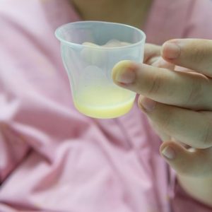 Cosa significano i diversi colori del latte materno? Cosa significano i diversi colori del latte materno?