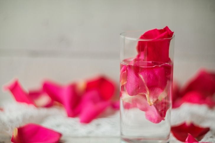 Benefici popolari dell'acqua di rose 7